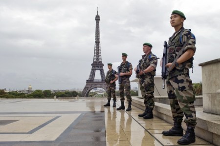 soldiers-eifeltower2